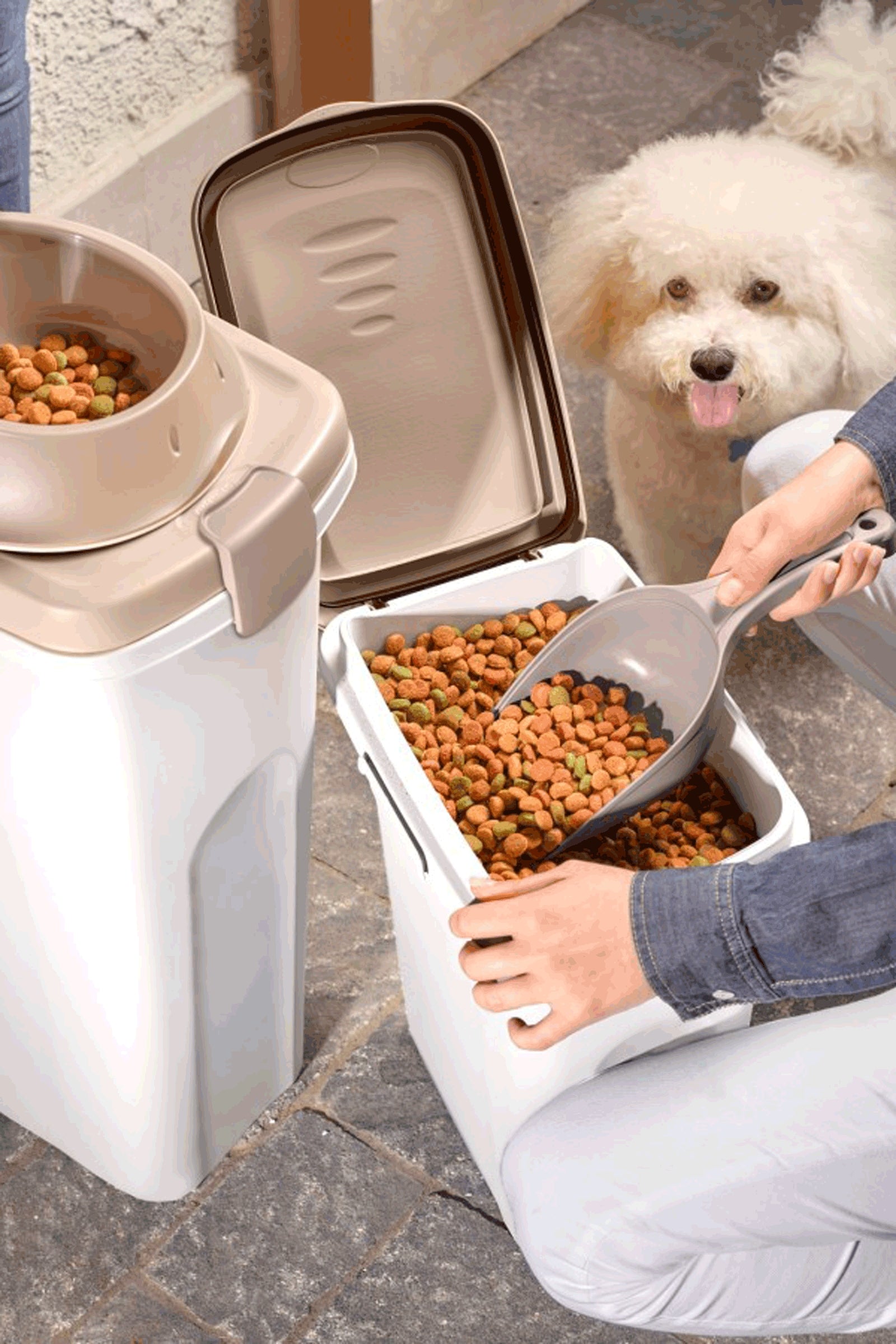 Kerbl Feed Bucket with Lid (40L/ 15kg) Horse Feeders & Waterers